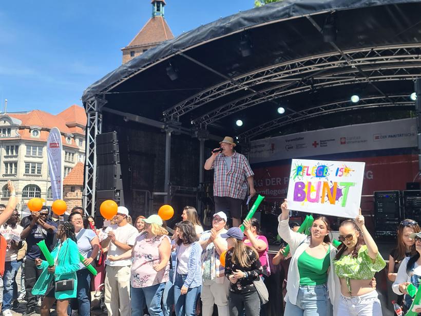 „Pflege ist bunt“ –  Am Tag der Pflege 2025 feierten Pflege-Azubis in  der Nürnberger Innenstadt die schönen Seiten ihres Berufes.