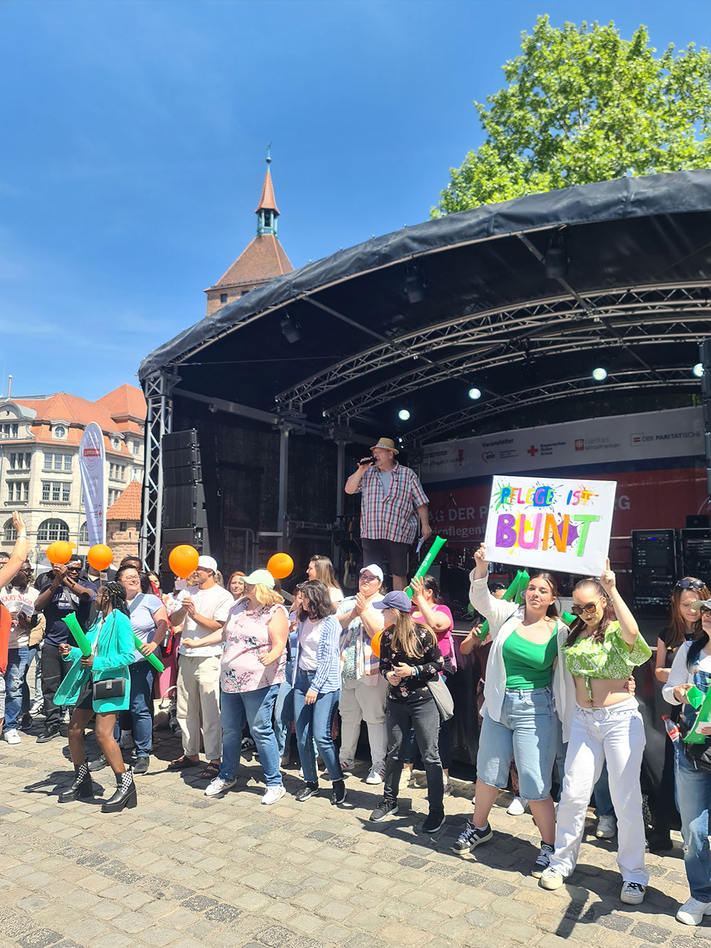 „Pflege ist bunt“ –  Am Tag der Pflege 2025 feierten Pflege-Azubis in  der Nürnberger Innenstadt die schönen Seiten ihres Berufes.