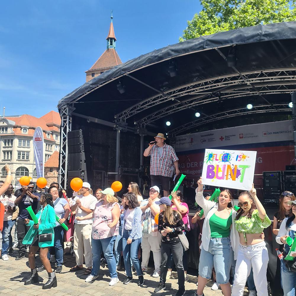 „Pflege ist bunt“ –  Am Tag der Pflege 2025 feierten Pflege-Azubis in  der Nürnberger Innenstadt die schönen Seiten ihres Berufes.