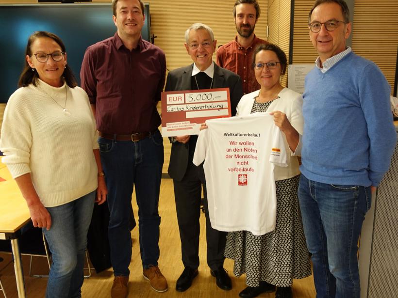 Freuen sich über die Spenden für die Caritas Kindererholung: (V. li. n. re.:) Brigitte Neundorfer, Max Wölflein, Erzbischof em. Ludwig Schick, David Mos, Ursula Kundmüller und Horst Engelhardt.