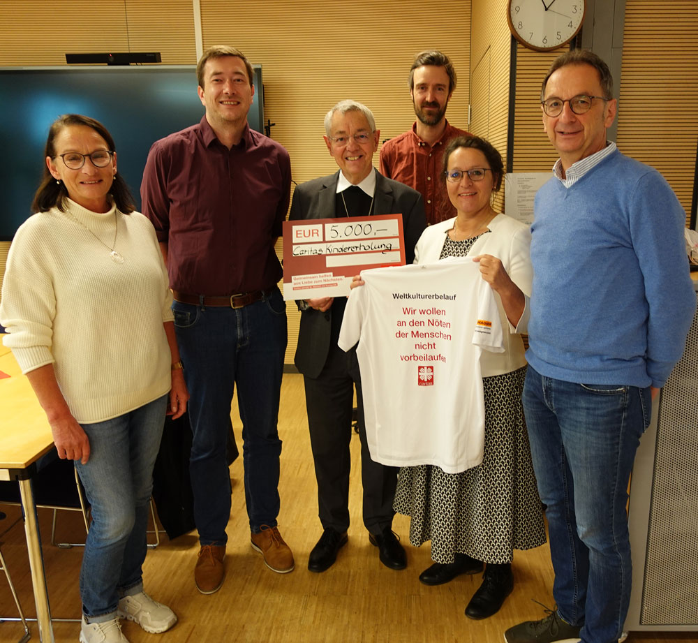 Freuen sich über die Spenden für die Caritas Kindererholung: (V. li. n. re.:) Brigitte Neundorfer, Max Wölflein, Erzbischof em. Ludwig Schick, David Mos, Ursula Kundmüller und Horst Engelhardt.