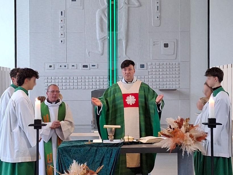 Domvikar Gerd-Richard Neumeier beim Auftaktgottesdienst  der Caritas Herbstsammlung 2025 in der St. Otto-Kirche zu Cadolzburg.