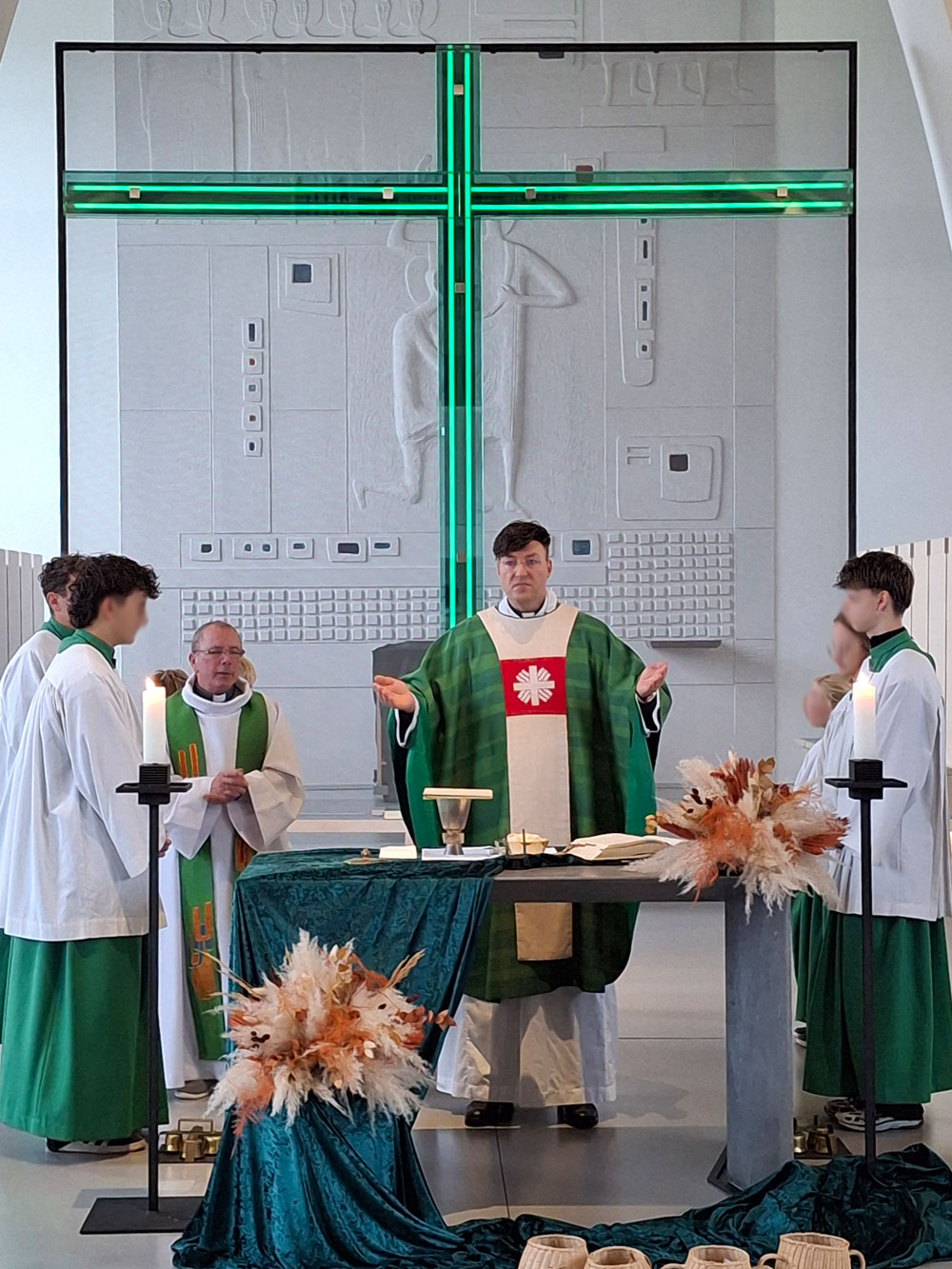Domvikar Gerd-Richard Neumeier beim Auftaktgottesdienst  der Caritas Herbstsammlung 2025 in der St. Otto-Kirche zu Cadolzburg.