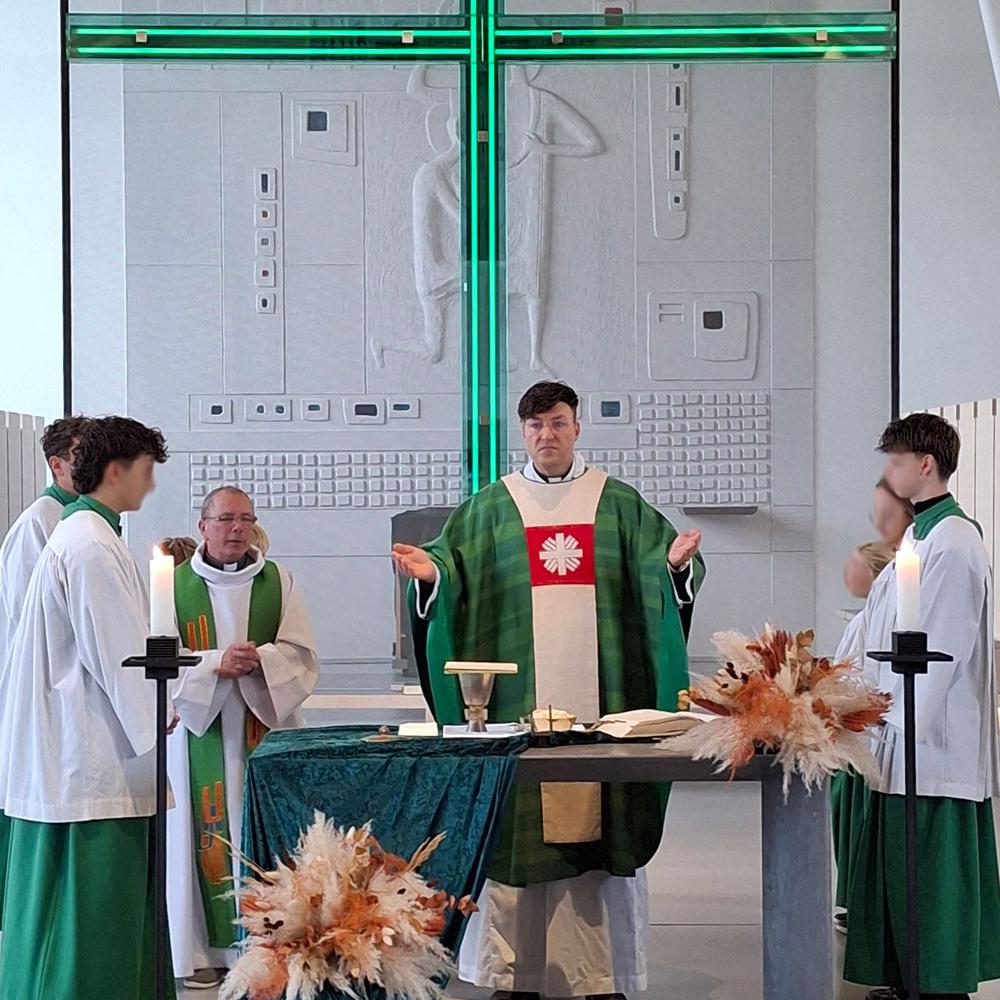 Domvikar Gerd-Richard Neumeier beim Auftaktgottesdienst  der Caritas Herbstsammlung 2025 in der St. Otto-Kirche zu Cadolzburg.