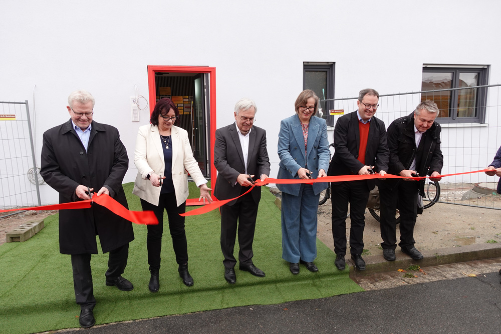 Gemeinsame feierliche Eröffnung des 'Hauses Monika' mit (v. li. n. re.): Thomas Ebersberger, Oberbürgermeister der Stadt Bayreuth, Bozena Schiepert, geschäftsführende Vorständin des Caritasverbandes Bayreuth, Dieter Scholl, Vorstandsvorsitzender des Caritasverbandes Bayreuth, Eva Maria Welskop-Deffaa, Präsidentin des Deutschen Caritasverbandes, Florian Luderschmid, Regierungspräsident des Bezirks Oberfranken, und Klaus Bauer, stellv. Landrat des Landkreises Bayreuth.