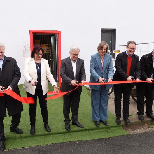 Gemeinsame feierliche Eröffnung des 'Hauses Monika' mit (v. li. n. re.): Thomas Ebersberger, Oberbürgermeister der Stadt Bayreuth, Bozena Schiepert, geschäftsführende Vorständin des Caritasverbandes Bayreuth, Dieter Scholl, Vorstandsvorsitzender des Caritasverbandes Bayreuth, Eva Maria Welskop-Deffaa, Präsidentin des Deutschen Caritasverbandes, Florian Luderschmid, Regierungspräsident des Bezirks Oberfranken, und Klaus Bauer, stellv. Landrat des Landkreises Bayreuth.