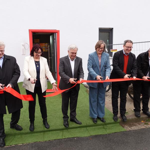 Gemeinsame feierliche Eröffnung des 'Hauses Monika' mit (v. li. n. re.): Thomas Ebersberger, Oberbürgermeister der Stadt Bayreuth, Bozena Schiepert, geschäftsführende Vorständin des Caritasverbandes Bayreuth, Dieter Scholl, Vorstandsvorsitzender des Caritasverbandes Bayreuth, Eva Maria Welskop-Deffaa, Präsidentin des Deutschen Caritasverbandes, Florian Luderschmid, Regierungspräsident des Bezirks Oberfranken, und Klaus Bauer, stellv. Landrat des Landkreises Bayreuth.