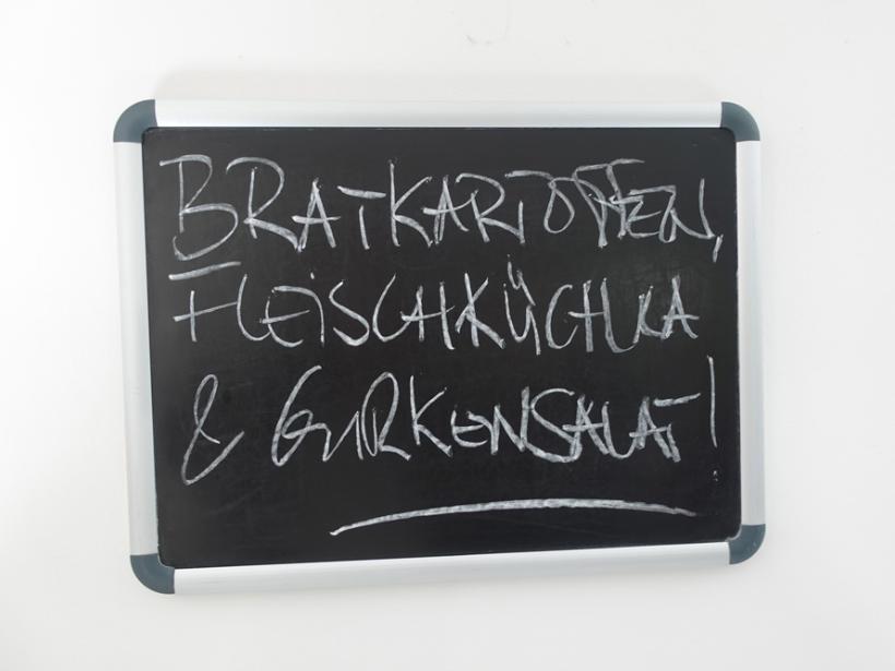 Kostenloses Mittagessen für Menschen in Not in der Wärmestube: Bratkartoffeln, Fleischküchla und Gurkensalat.