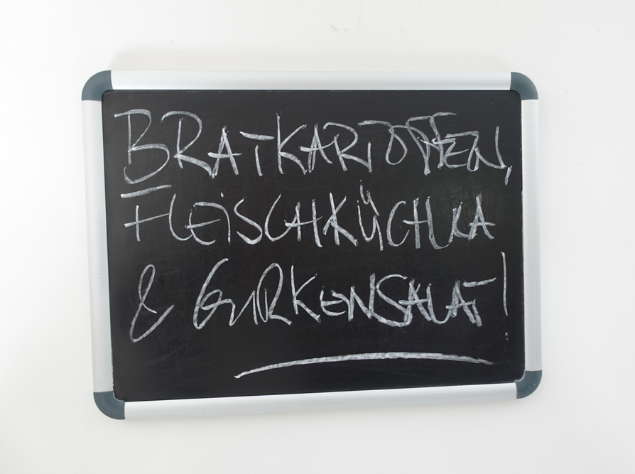 Kostenloses Mittagessen für Menschen in Not in der Wärmestube: Bratkartoffeln, Fleischküchla und Gurkensalat.