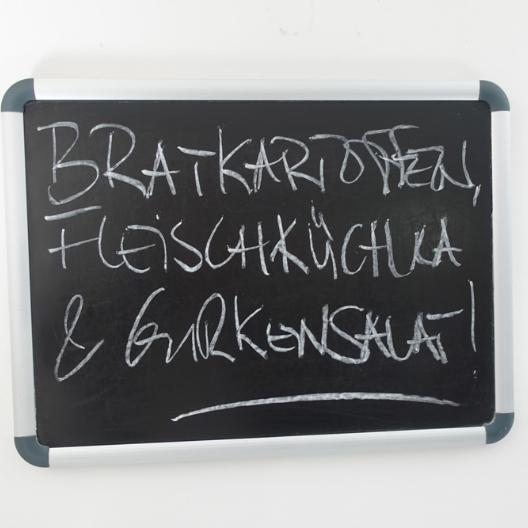 Kostenloses Mittagessen für Menschen in Not in der Wärmestube: Bratkartoffeln, Fleischküchla und Gurkensalat.