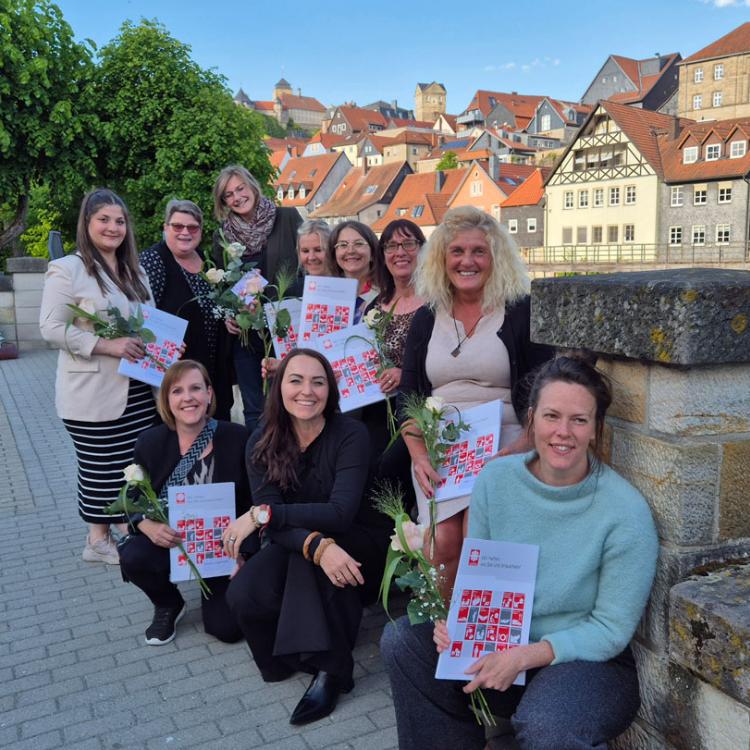 Die Absolventinnen der Weiterbildung zur OGTS-Koordinatorin freuen sich mit Dozentin Tanja Maria Sippel (knieend, 2. v. re.) und Gabriele Alka, Mitglied des Aufsichtsrates beim Caritasverband Kronach (stehend, ganz hinten, 2. v. li.) über ihren erfolgreichen Abschluss.