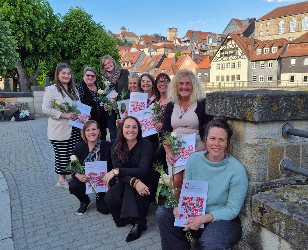 Die Absolventinnen der Weiterbildung zur OGTS-Koordinatorin freuen sich mit Dozentin Tanja Maria Sippel (knieend, 2. v. re.) und Gabriele Alka, Mitglied des Aufsichtsrates beim Caritasverband Kronach (stehend, ganz hinten, 2. v. li.) über ihren erfolgreichen Abschluss.
