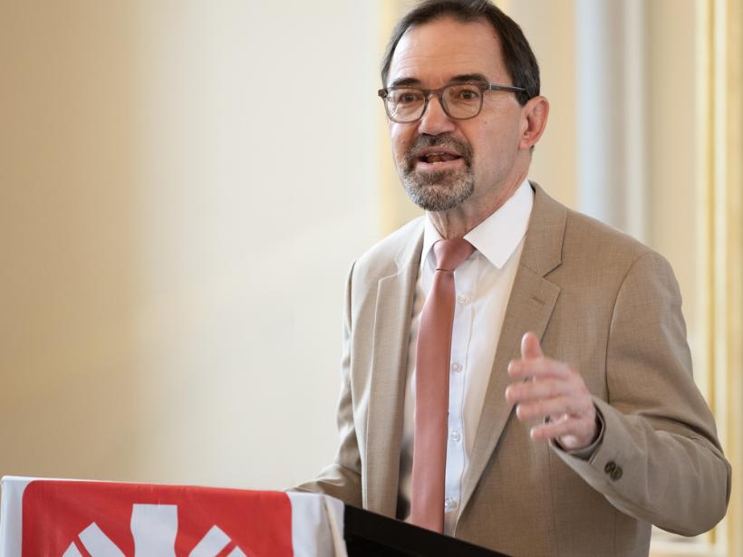 Michael Endres, Caritasdirektor und Vorstandsvorsitzender des Caritasverbandes für die Erzdiözese Bamberg, warnt eindringlich vor den durch die bayrische Staatsregierung für 2027 geplanten Kürzungen in der Flüchtlings- und Integrationsberatung.