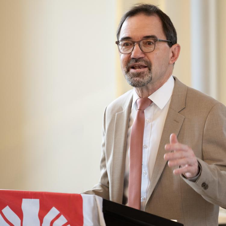 Michael Endres, Caritasdirektor und Vorstandsvorsitzender des Caritasverbandes für die Erzdiözese Bamberg, warnt eindringlich vor den durch die bayrische Staatsregierung für 2027 geplanten Kürzungen in der Flüchtlings- und Integrationsberatung.