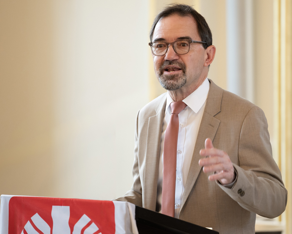 Michael Endres, Caritasdirektor und Vorstandsvorsitzender des Caritasverbandes für die Erzdiözese Bamberg, warnt eindringlich vor den durch die bayrische Staatsregierung für 2027 geplanten Kürzungen in der Flüchtlings- und Integrationsberatung.