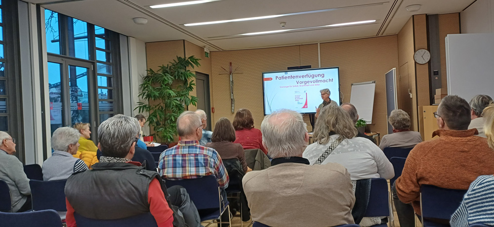 Dr. Bettina Knorr bei Ihrem Vortrag zu Vorsorgevollmacht und Patientenverfügung.