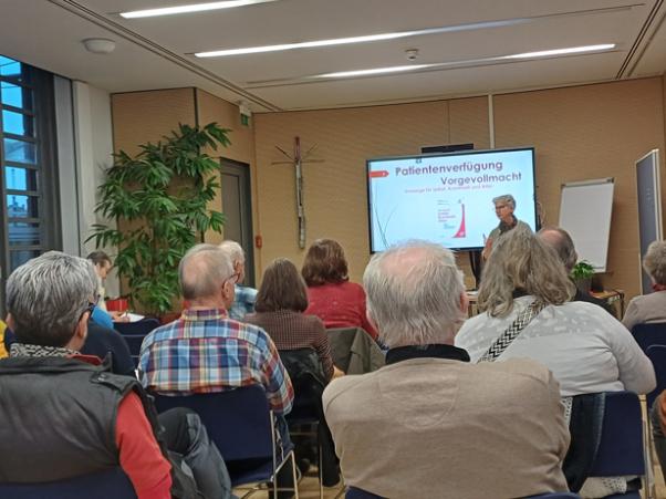 Dr. Bettina Knorr bei Ihrem Vortrag zu Vorsorgevollmacht und Patientenverfügung.