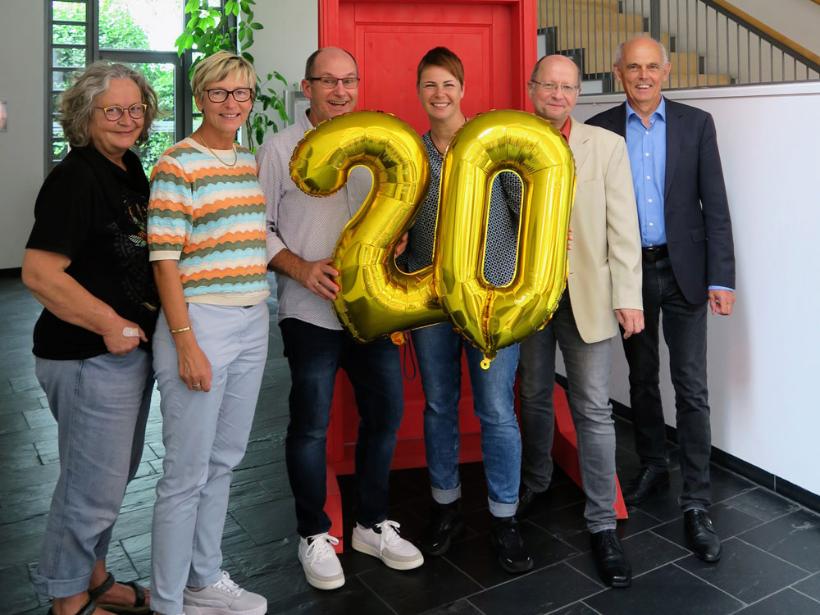 Feiern gemeinsam 20 Jahre .snap: Die Caritas-Steuergruppe (v. li.) um Sybille Hardt, Eva Linke, Klemens Kestel Silvia Besold und Klaus Hümmer mit Helmut Ristok (re.), Aufsichtsratsvorsitzender der euregon AG.