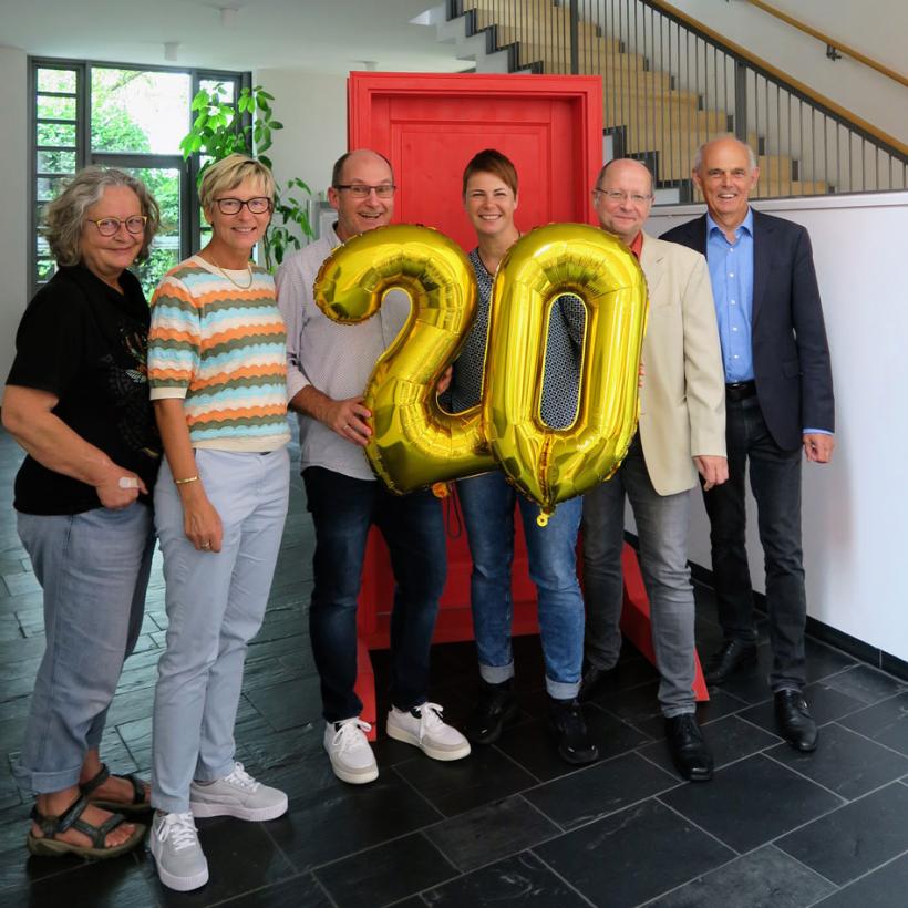 Feiern gemeinsam 20 Jahre .snap: Die Caritas-Steuergruppe (v. li.) um Sybille Hardt, Eva Linke, Klemens Kestel Silvia Besold und Klaus Hümmer mit Helmut Ristok (re.), Aufsichtsratsvorsitzender der euregon AG.