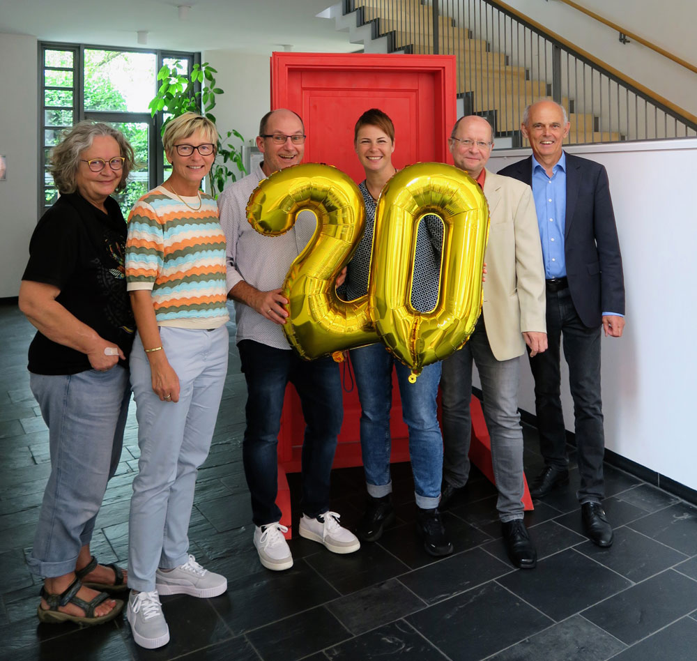 Feiern gemeinsam 20 Jahre .snap: Die Caritas-Steuergruppe (v. li.) um Sybille Hardt, Eva Linke, Klemens Kestel Silvia Besold und Klaus Hümmer mit Helmut Ristok (re.), Aufsichtsratsvorsitzender der euregon AG.