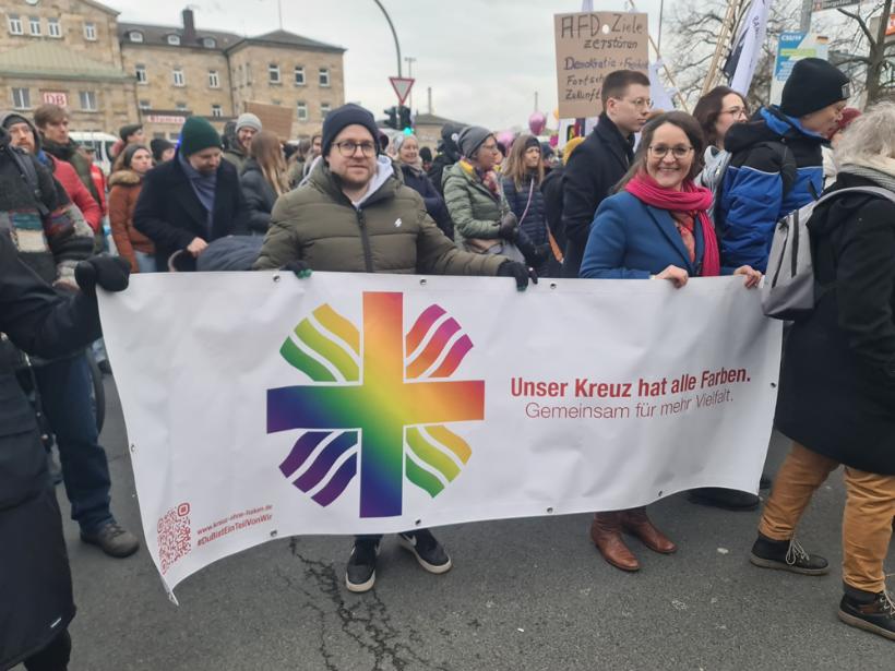 Im Februar 2025 noch auf der Demo gegen rechts, jetzt Mitglied des Bündnisses gegen Rechtsextremismus: Der Caritasverband für die Erzdiözese Bamberg e. V.
