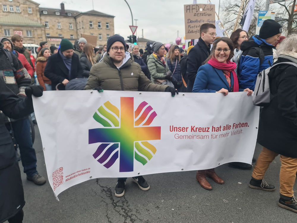Im Februar 2025 noch auf der Demo gegen rechts, jetzt Mitglied des Bündnisses gegen Rechtsextremismus: Der Caritasverband für die Erzdiözese Bamberg e. V.