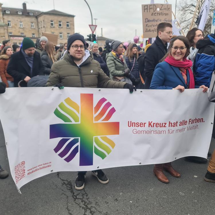 Im Februar 2025 noch auf der Demo gegen rechts, jetzt Mitglied des Bündnisses gegen Rechtsextremismus: Der Caritasverband für die Erzdiözese Bamberg e. V.