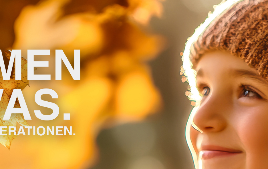 Großmutter sitzt mit Enkel auf einer Bank