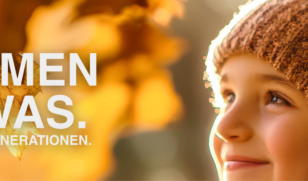 Großmutter sitzt mit Enkel auf einer Bank