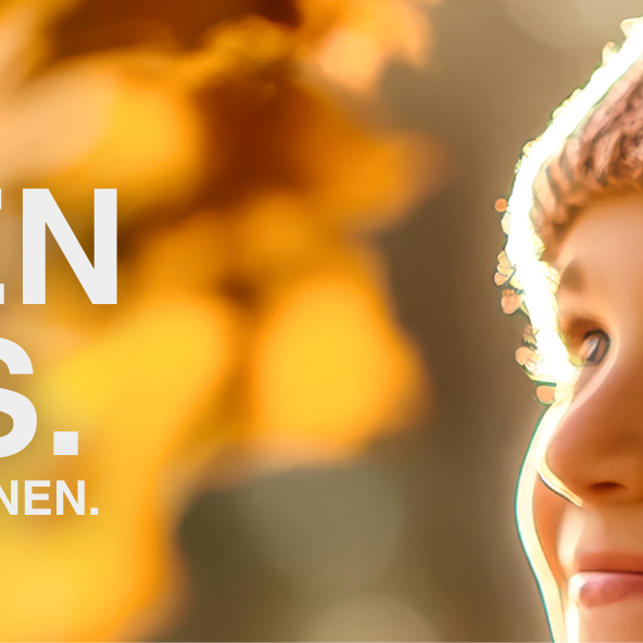 Großmutter sitzt mit Enkel auf einer Bank