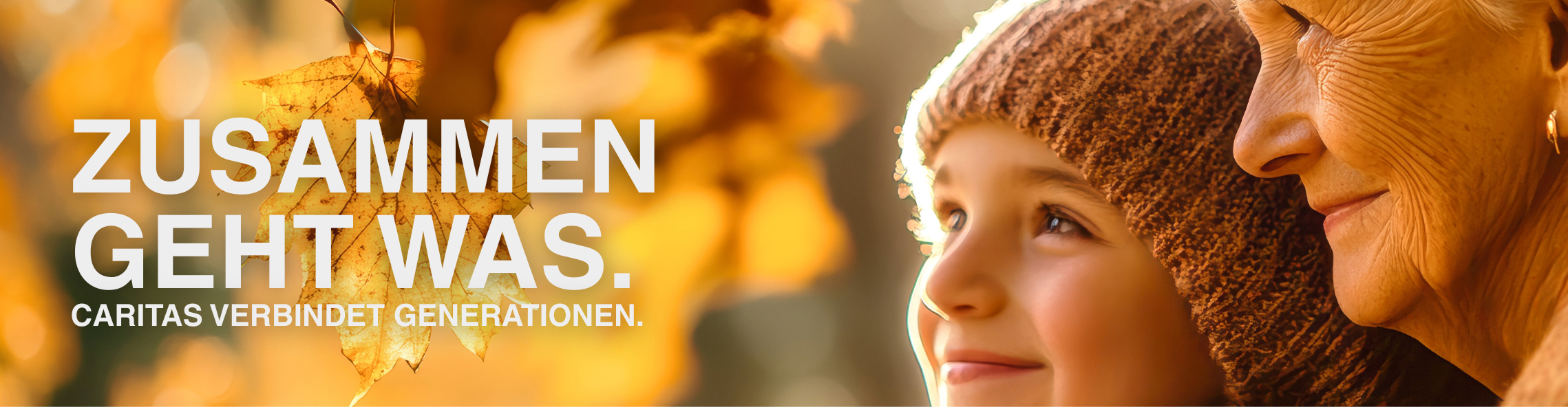 Großmutter sitzt mit Enkel auf einer Bank