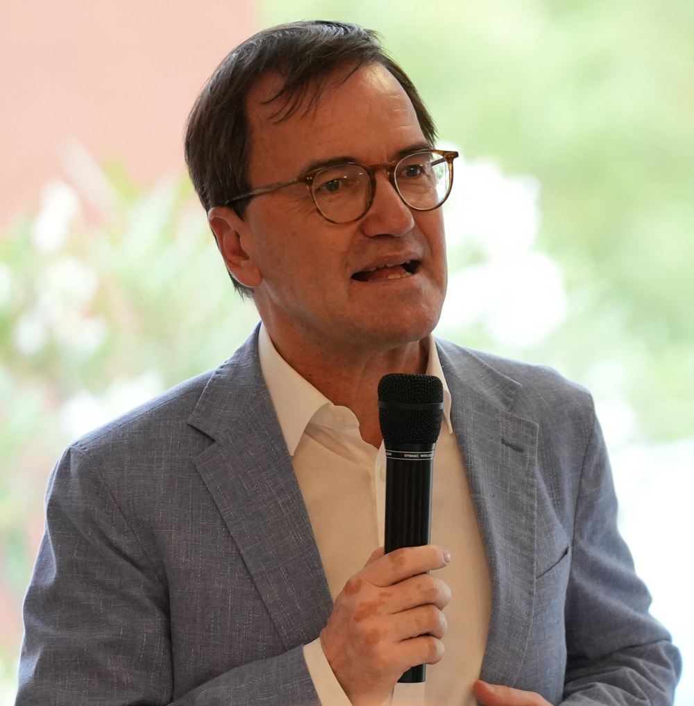 Der Bamberger Caritasdirektor Michael Endres mahnt die geplanten Kürzungen im sozialen Sektor an: „Das würde vor allem das Kinder- und Jugendhilfeangebot zahlreicher Träger hart treffen.“