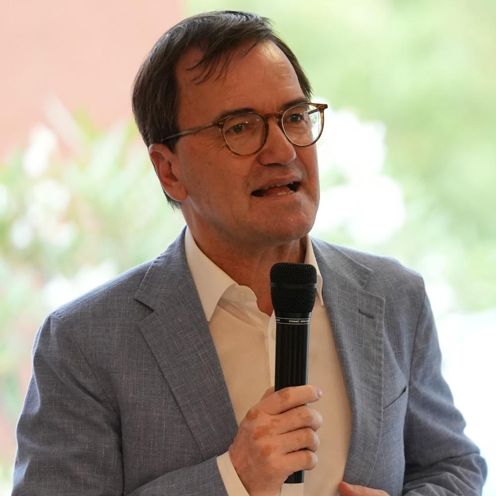 Der Bamberger Caritasdirektor Michael Endres mahnt die geplanten Kürzungen im sozialen Sektor an: „Das würde vor allem das Kinder- und Jugendhilfeangebot zahlreicher Träger hart treffen.“