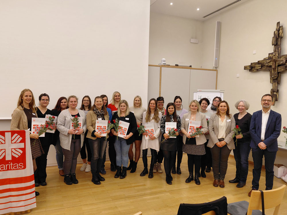 Freuen sich über den erfolgreichen Abschluss der Weiterbildung: die qualifizierten Kita-Leitungen aus dem Erzbistum Bamberg mit Caritasdirektor Michael Endres (1. v. re.), den Referentinnen Madlen Höhn (3. v. re.) und Cornelia Gürth (2. v. re.) des DiCV Bamberg.