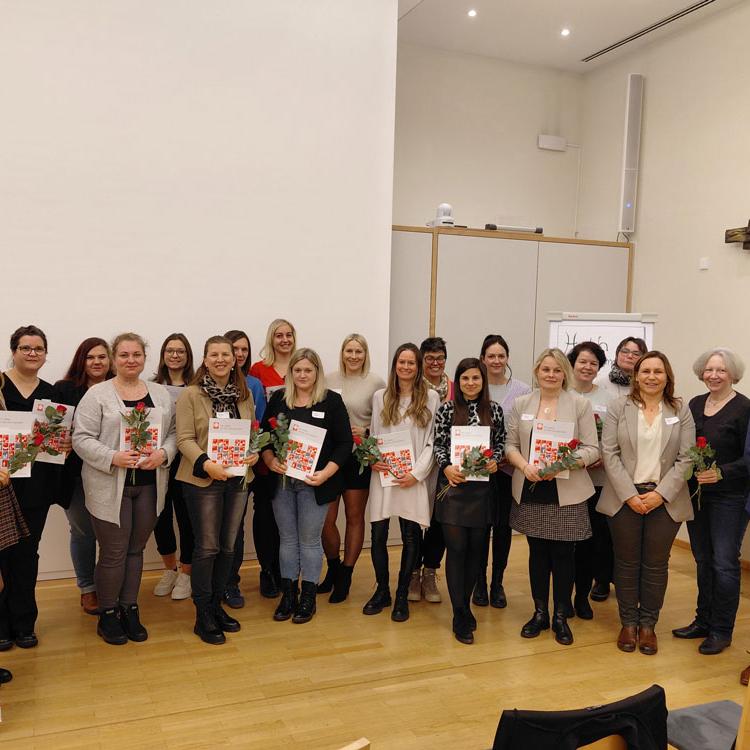 Freuen sich über den erfolgreichen Abschluss der Weiterbildung: die qualifizierten Kita-Leitungen aus dem Erzbistum Bamberg mit Caritasdirektor Michael Endres (1. v. re.), den Referentinnen Madlen Höhn (3. v. re.) und Cornelia Gürth (2. v. re.) des DiCV Bamberg.