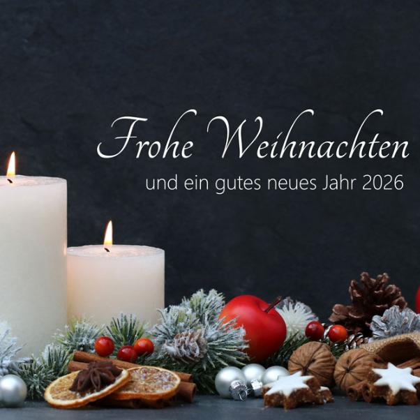 Das Weihnachtsmotiv zeigt zwei brennende Kerzen und Weihnachtsschmuck