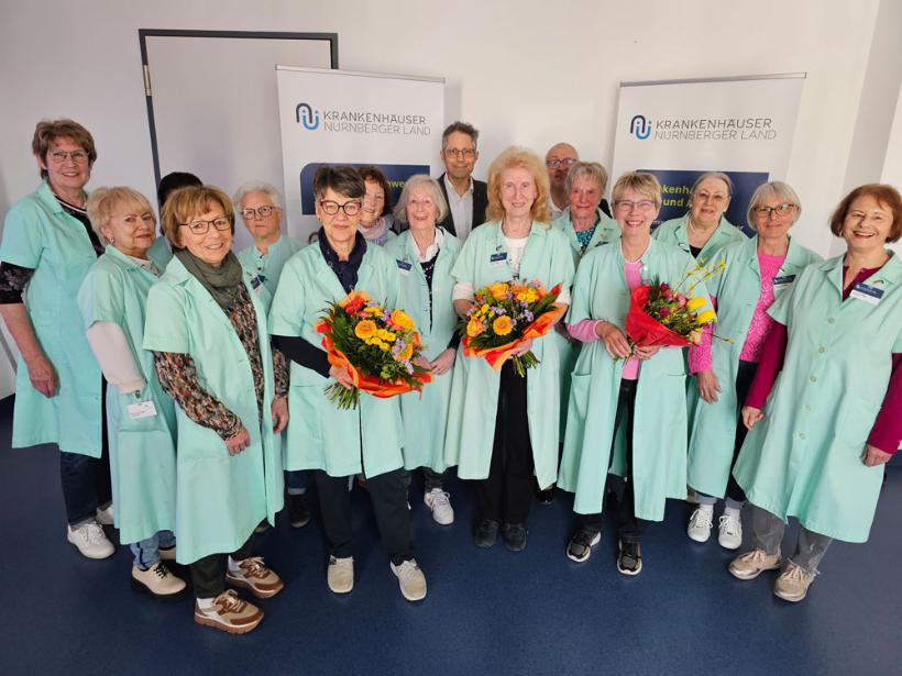 Nach über zehn Jahren in der Leitungsrolle verabschiedeten sich Renate Schneider (Mitte, mit Blumenstrauß) und ihre Stellvertreterin Gudrun Stamberger (rechts von ihr) von der Leitung der „Grünen Damen“. Ihre Nachfolgerin wird Birgit Hasselberg (links von ihr). Die Grünen Damen besuchen Patientinnen und Patienten im Laufer Krankenhaus und suchen stets gern neue ehrenamtliche Mitwirkende.