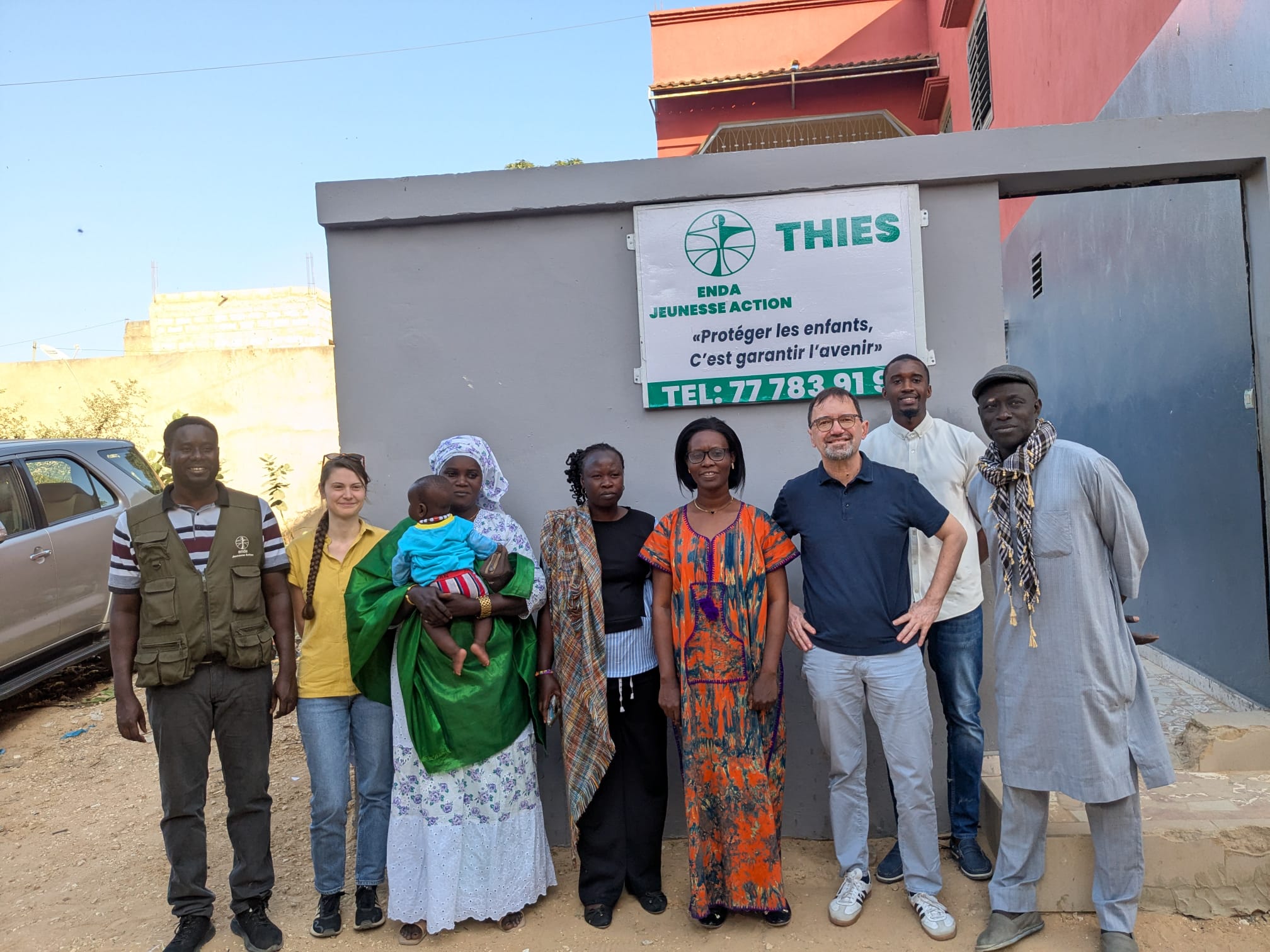 Michael Endres (3. v. re.) mit Mitarbeitenden von enda Jeunesse Action in Thiès, Senegal.