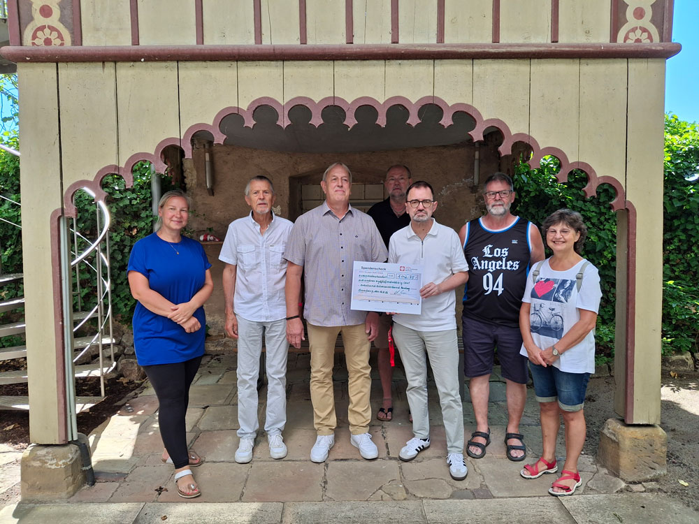 Caritasdirektor Michael Endres (3. v. re.) und Fachreferentin Nadja Motschmann (1. v. li.) überreichten die Restcent-Spende im Namen der Caritas-Belegschaft an den Kreuzbund Diözesanverband Bamberg, vertreten durch Wolfgang Herion (3. v. li.), Vorstandsvorsitzender, Friedrich Meyer (2. v. li.), Geschäftsführer, sowie die Mitglieder Monika Heusinger, Heinrich Tuttor (1. u. 4. v. li.) und den stellvertretenden Gruppenleiter Bernd Schmal (2. v. li.).