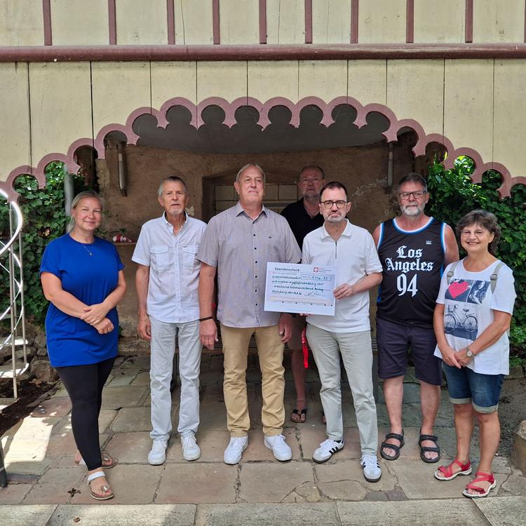 Caritasdirektor Michael Endres (3. v. re.) und Fachreferentin Nadja Motschmann (1. v. li.) überreichten die Restcent-Spende im Namen der Caritas-Belegschaft an den Kreuzbund Diözesanverband Bamberg, vertreten durch Wolfgang Herion (3. v. li.), Vorstandsvorsitzender, Friedrich Meyer (2. v. li.), Geschäftsführer, sowie die Mitglieder Monika Heusinger, Heinrich Tuttor (1. u. 4. v. li.) und den stellvertretenden Gruppenleiter Bernd Schmal (2. v. li.).