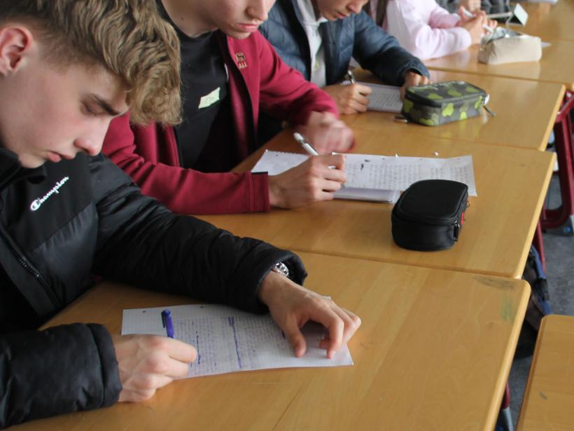 Den Gedanken freien Lauf lassen: FOS-Schülerinnen und Schüler der IWW11a beim Utopie-Workshop.