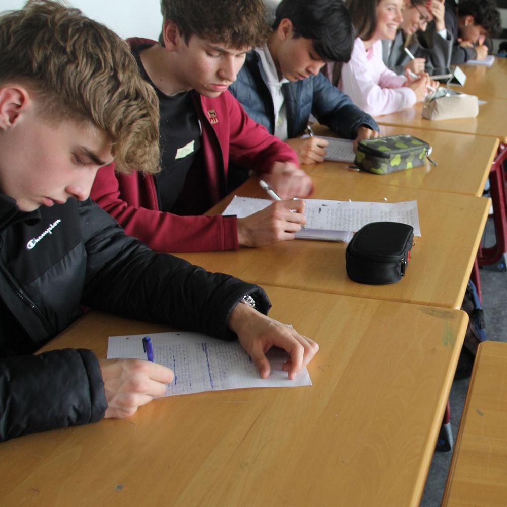 Den Gedanken freien Lauf lassen: FOS-Schülerinnen und Schüler der IWW11a beim Utopie-Workshop.