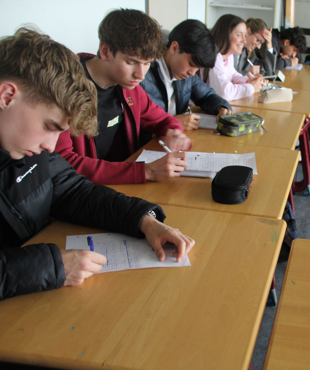 Den Gedanken freien Lauf lassen: FOS-Schülerinnen und Schüler der IWW11a beim Utopie-Workshop.