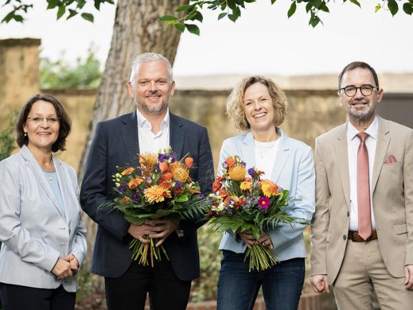 Caritasdirektor Michael Endres (1. v. re.) begrüßt gemeinsam mit der stv. Caritasdirektorin Ursula Kundmüller (1. v. li.) die neue Geschäftsführung der Caritas gGmbH St. Heinrich und Kunigunde, die ab 1. Januar 2027 die Arbeit aufnehmen wird: Tanja Blahuschek (2. v. re.) und Thomas Hergt (2. v. re.).