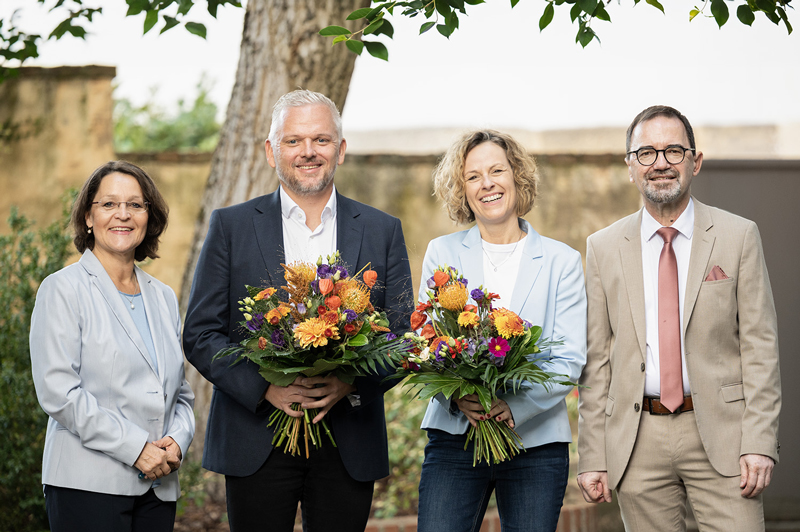 Caritasdirektor Michael Endres (1. v. re.) begrüßt gemeinsam mit der stv. Caritasdirektorin Ursula Kundmüller (1. v. li.) die neue Geschäftsführung der Caritas gGmbH St. Heinrich und Kunigunde, die ab 1. Januar 2027 die Arbeit aufnehmen wird: Tanja Blahuschek (2. v. re.) und Thomas Hergt (2. v. re.).